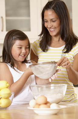 妈妈和女儿用面粉做饭