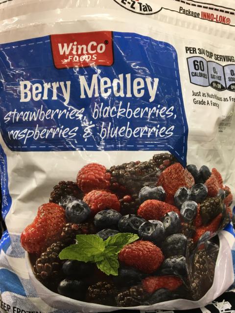 Front label, WinCo Foods Frozen Berry Medley, 32 oz.