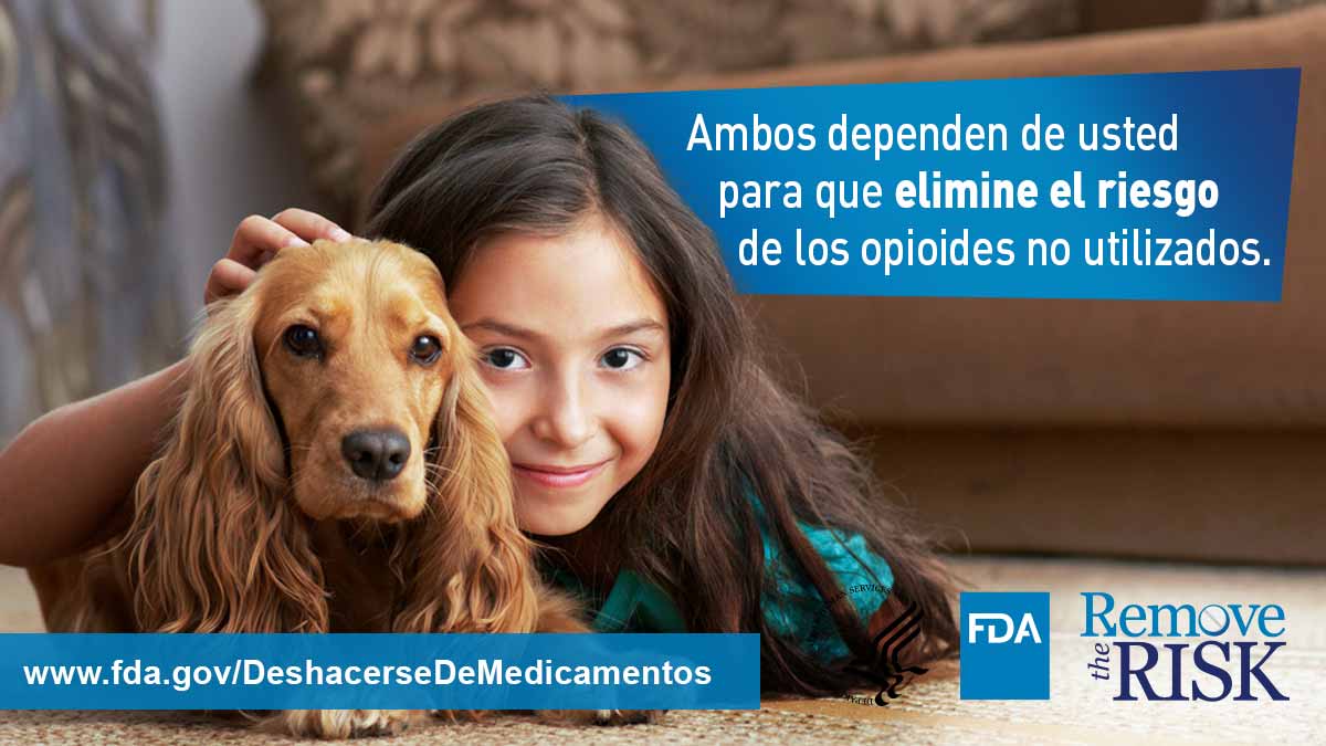 Una niña con su perro. Ambos dependen de usted para que elimine el riesgo de los opioides no utilizados. www.fda.gov/DeshacerseDeMedicamentos