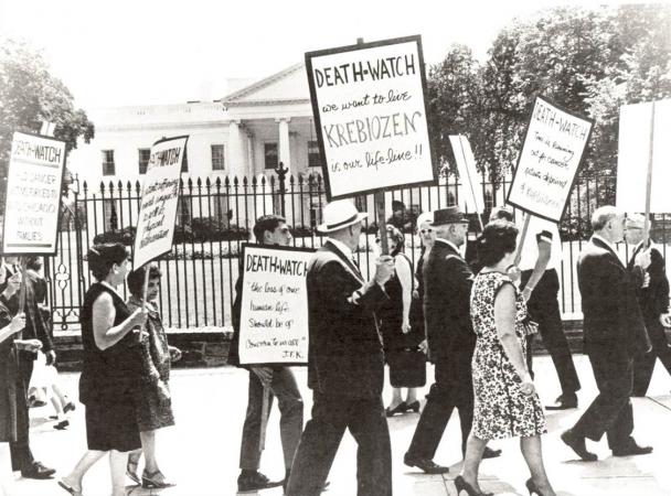 Krebiozen supporters demonstrate in front of White House, August 1963 (FDA History Office)