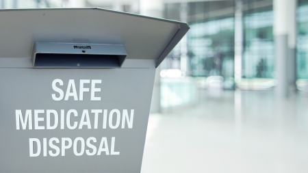 「Safe Mediation Disposal」という言葉が印刷されたDrugドロップオフボックス"Safe Mediation Disposal" printed on it